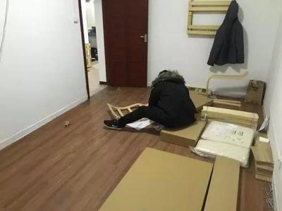 理工男花4800元改造出租房，房東欲嫁女，家具安裝成佳話